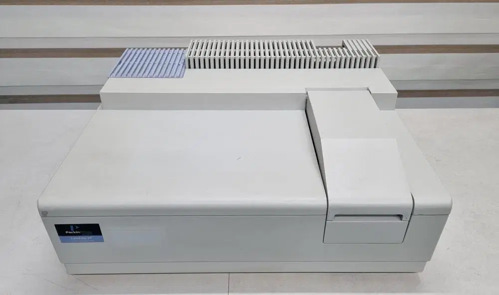 Perkin Elmer Lambda 25 UV/VIS 분광계.